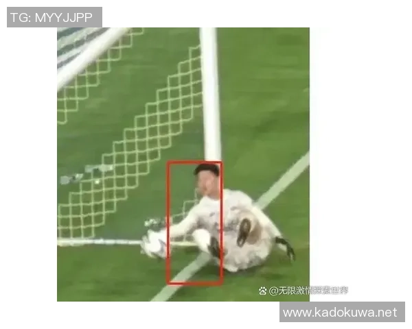 足球明星意外受伤摔破膝盖瞬间照片引发球迷热议与关注